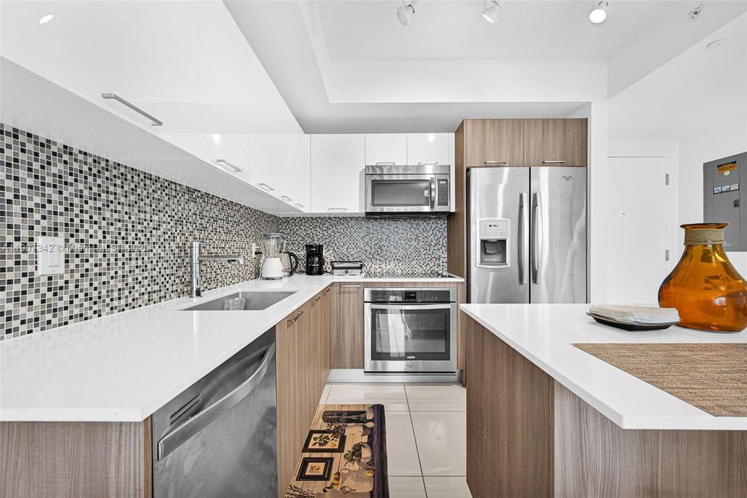 Active With Contract: $362,500 (1 beds, 1 baths, 698 Square Feet)