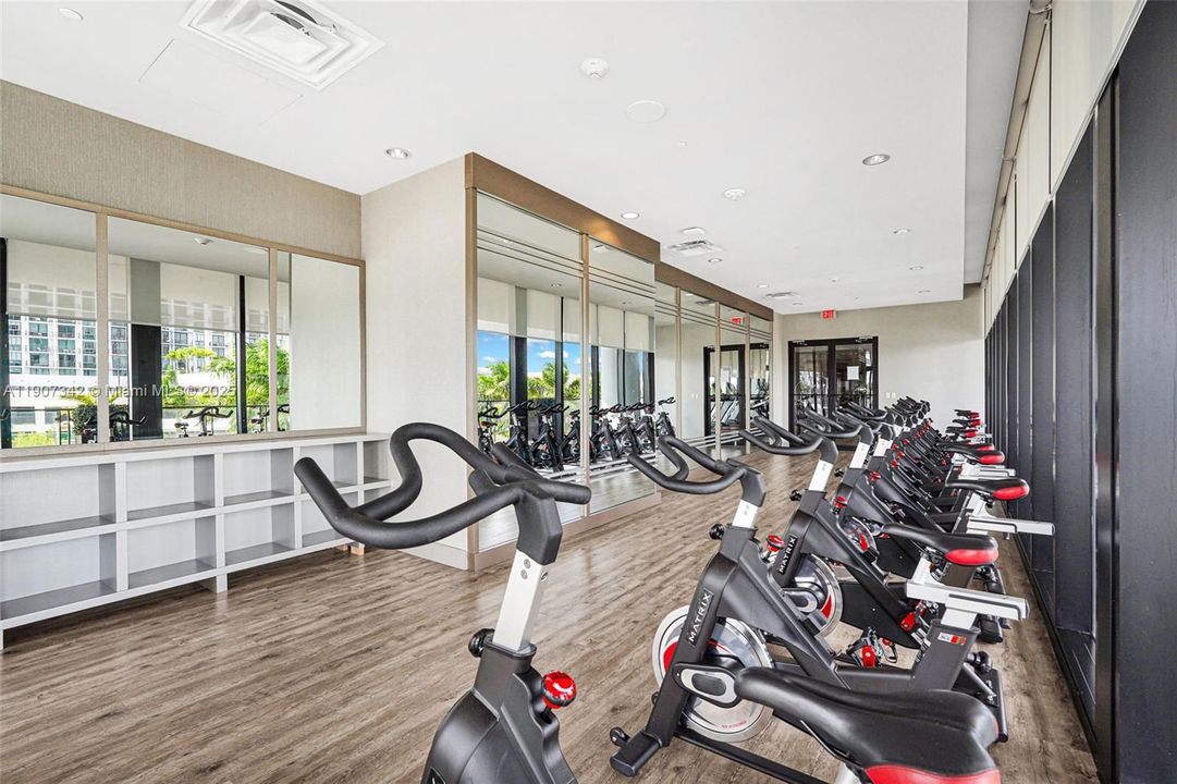 Active With Contract: $362,500 (1 beds, 1 baths, 698 Square Feet)