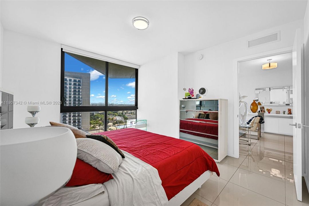 Active With Contract: $362,500 (1 beds, 1 baths, 698 Square Feet)