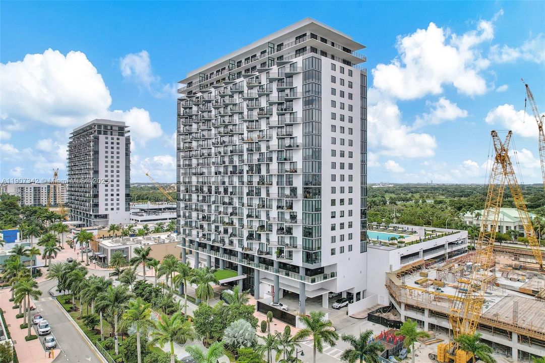 Active With Contract: $362,500 (1 beds, 1 baths, 698 Square Feet)