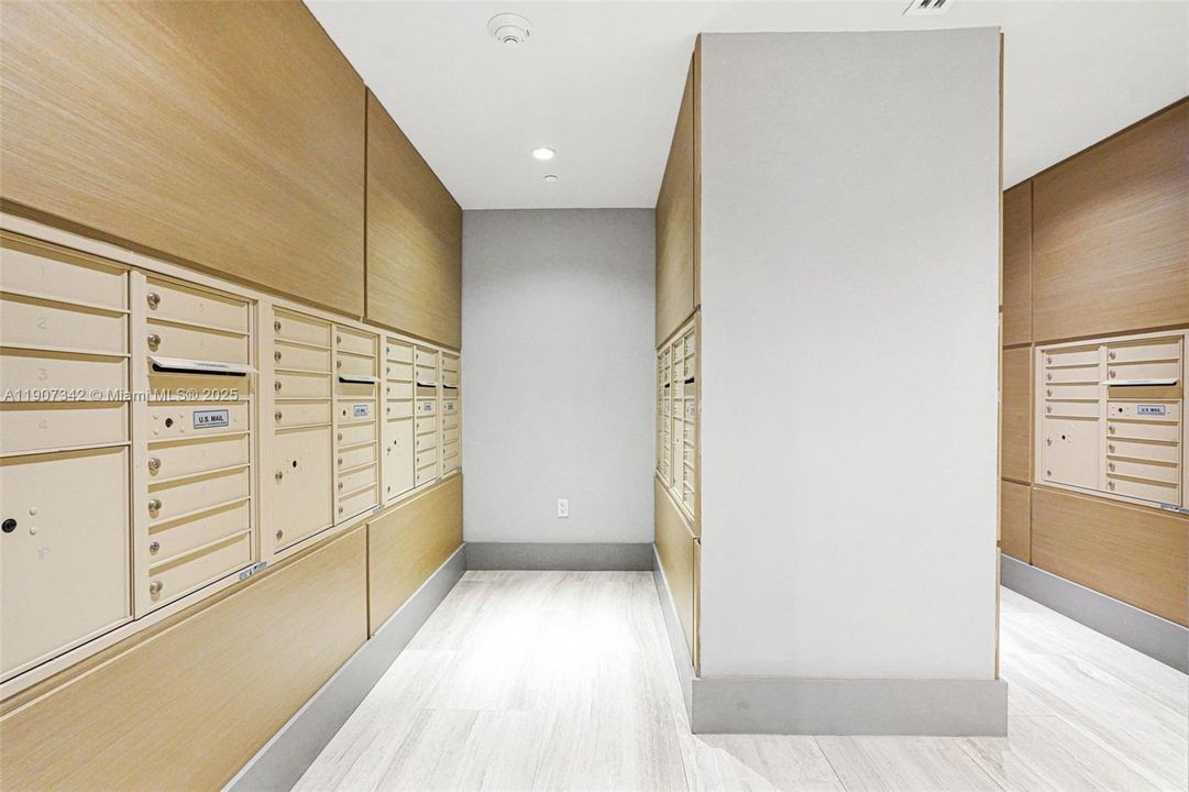 Active With Contract: $362,500 (1 beds, 1 baths, 698 Square Feet)