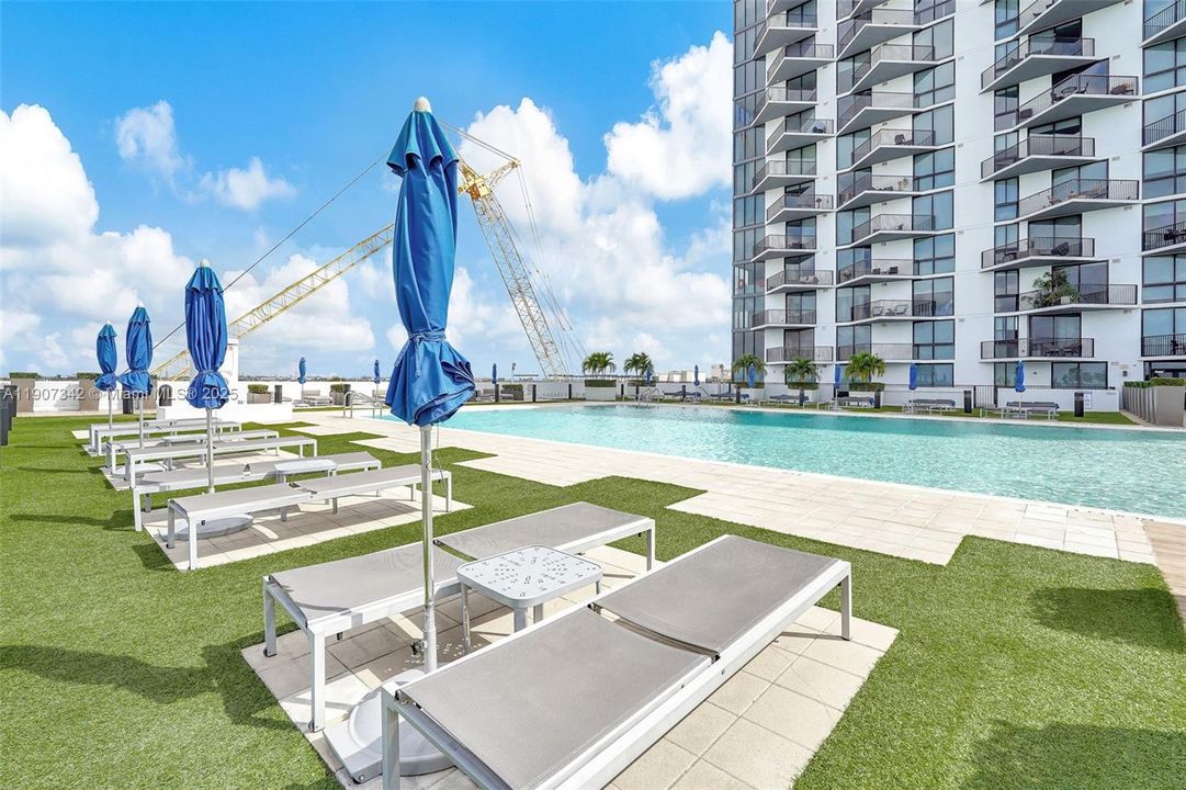 Active With Contract: $362,500 (1 beds, 1 baths, 698 Square Feet)