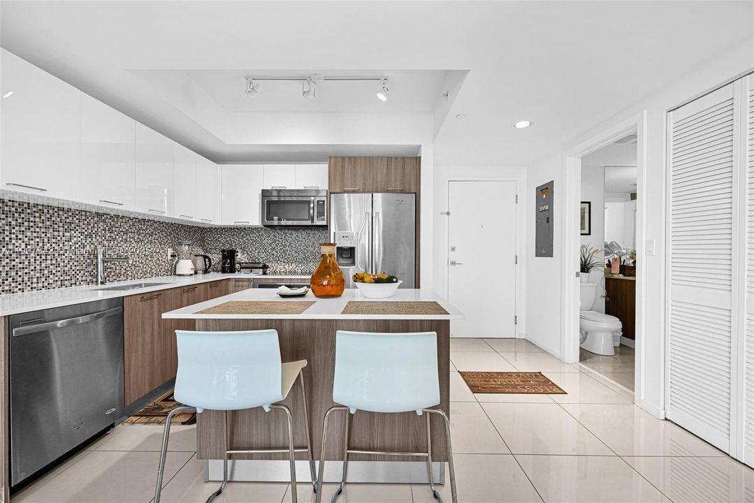 Active With Contract: $362,500 (1 beds, 1 baths, 698 Square Feet)