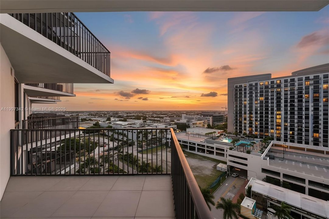 Active With Contract: $362,500 (1 beds, 1 baths, 698 Square Feet)