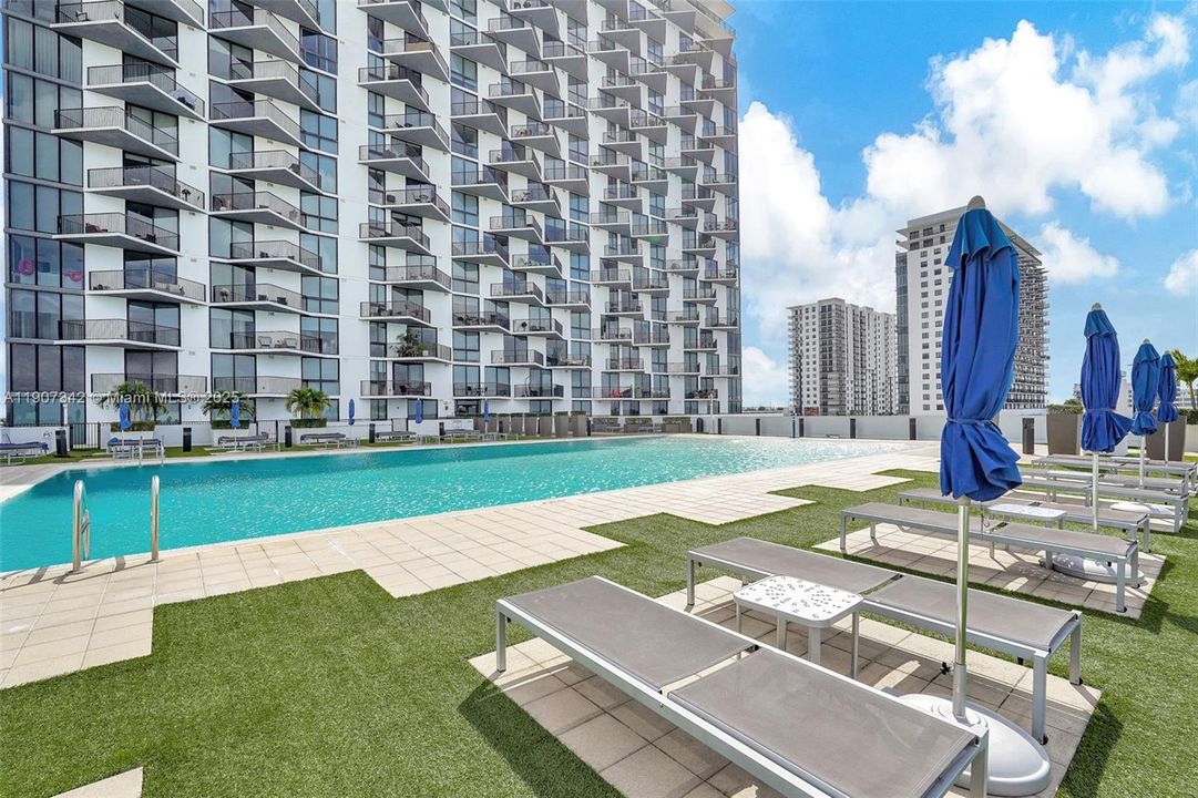 Active With Contract: $362,500 (1 beds, 1 baths, 698 Square Feet)