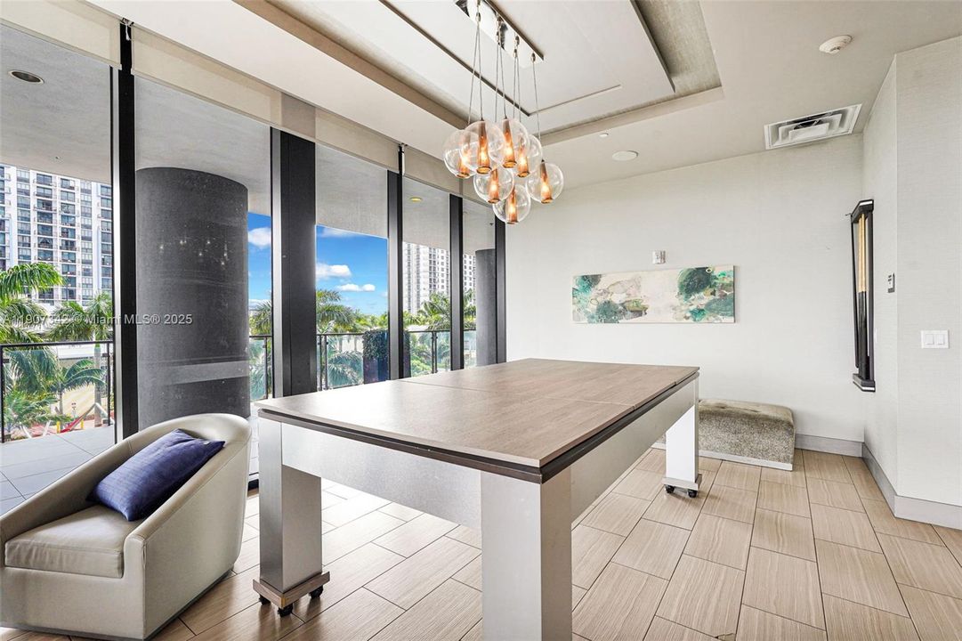 Active With Contract: $362,500 (1 beds, 1 baths, 698 Square Feet)