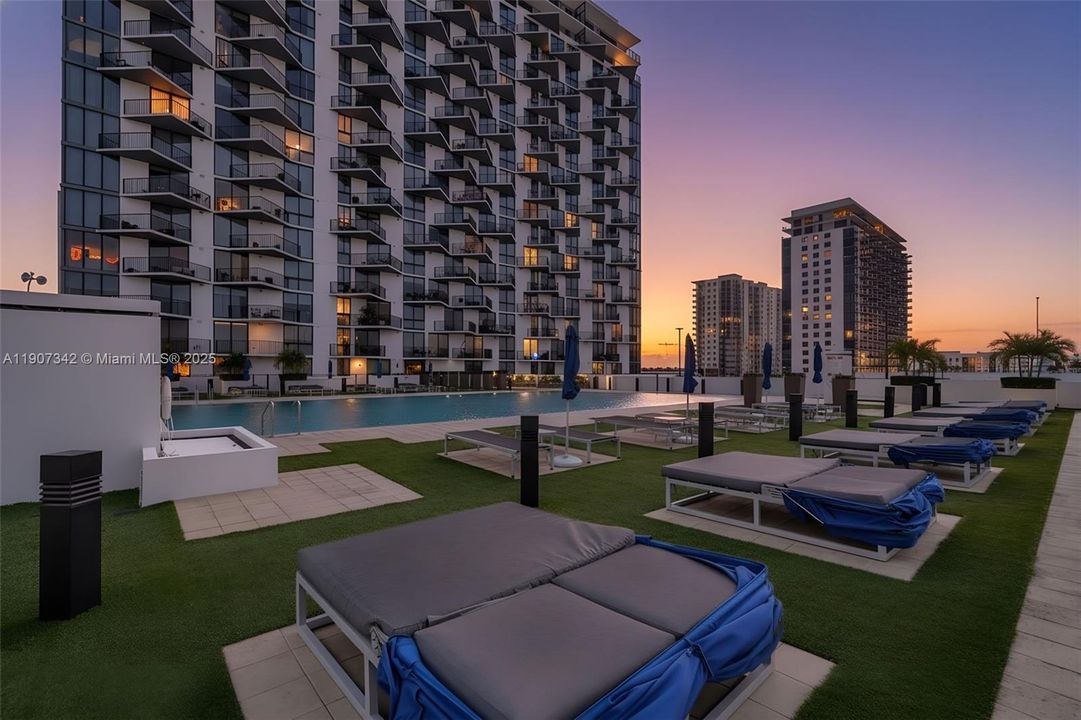 Active With Contract: $362,500 (1 beds, 1 baths, 698 Square Feet)