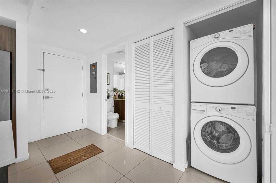 Active With Contract: $362,500 (1 beds, 1 baths, 698 Square Feet)