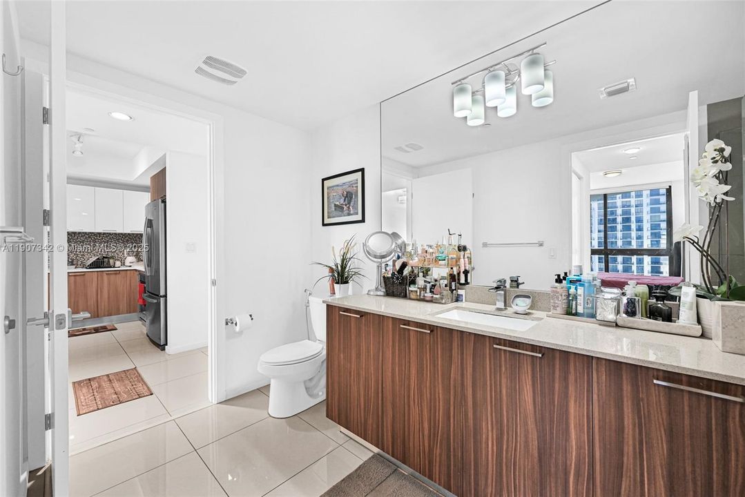 Active With Contract: $362,500 (1 beds, 1 baths, 698 Square Feet)