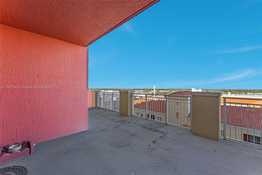 Active With Contract: $3,300 (2 beds, 2 baths, 1286 Square Feet)