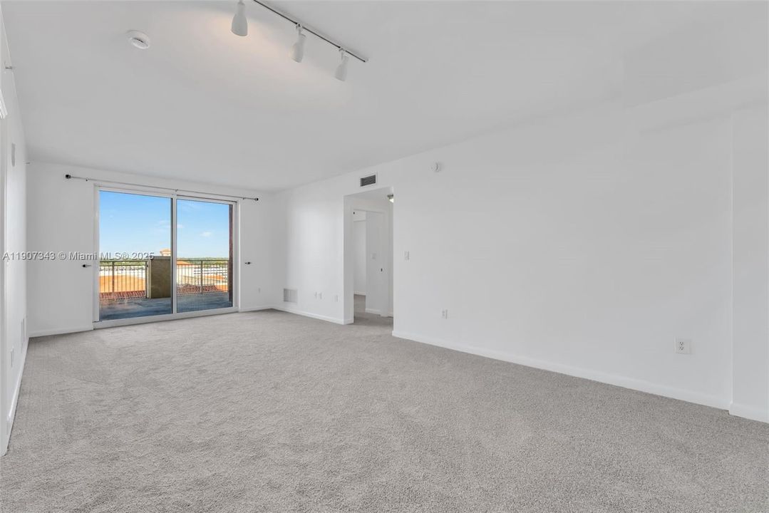 Active With Contract: $3,300 (2 beds, 2 baths, 1286 Square Feet)