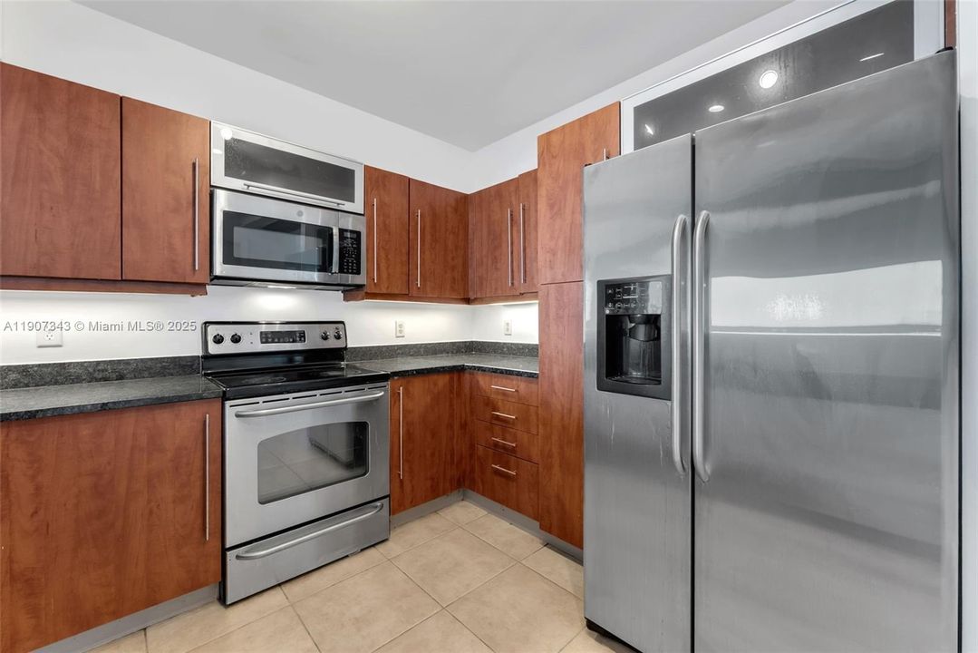 Active With Contract: $3,300 (2 beds, 2 baths, 1286 Square Feet)