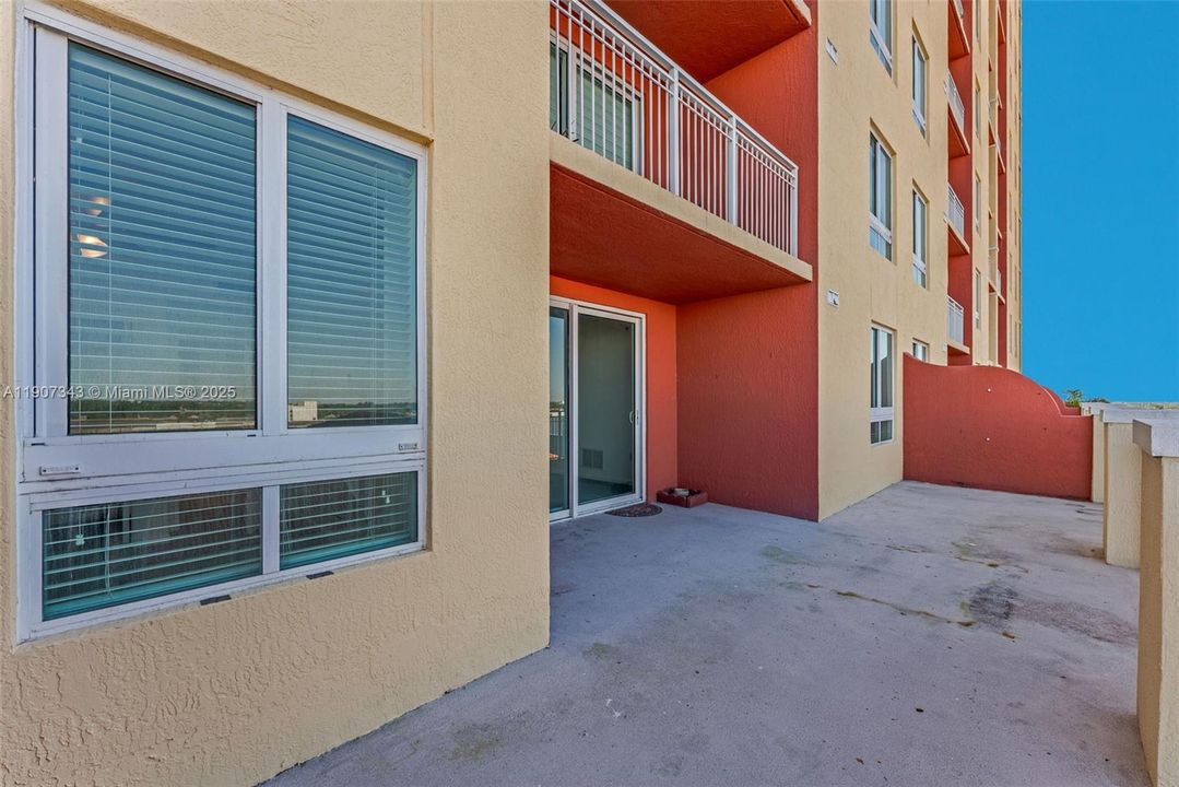 Active With Contract: $3,300 (2 beds, 2 baths, 1286 Square Feet)