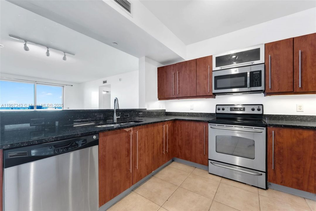 Active With Contract: $3,300 (2 beds, 2 baths, 1286 Square Feet)