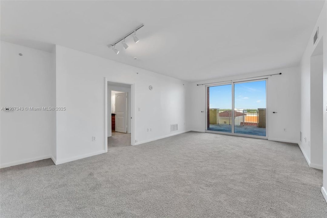 Active With Contract: $3,300 (2 beds, 2 baths, 1286 Square Feet)