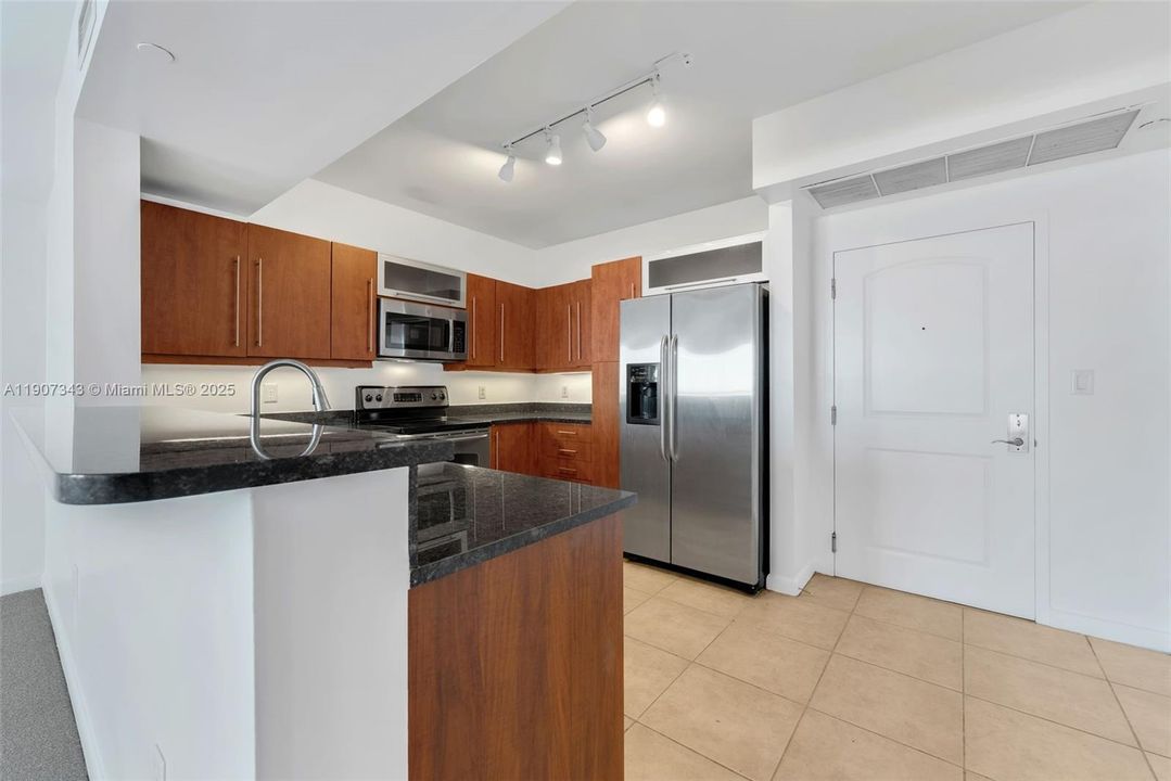 Active With Contract: $3,300 (2 beds, 2 baths, 1286 Square Feet)