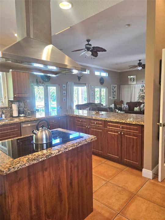 На продажу: $1,350,000 (4 спален, 2 ванн, 3275 Квадратных фут)