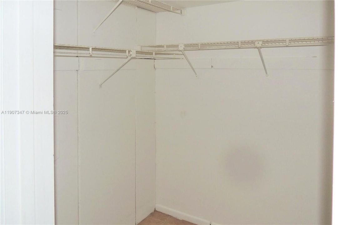 待售: $220,000 (1 贝兹, 1 浴室, 600 平方英尺)