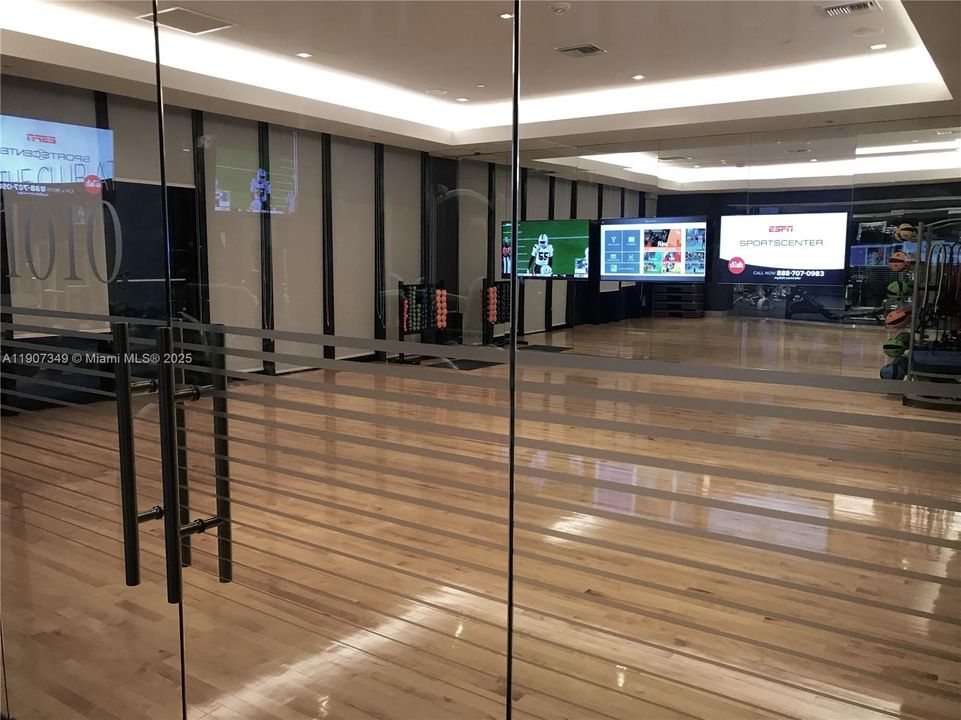 合同活跃: $6,900 (2 贝兹, 3 浴室, 1314 平方英尺)