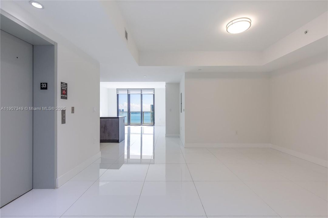 合同活跃: $6,900 (2 贝兹, 3 浴室, 1314 平方英尺)