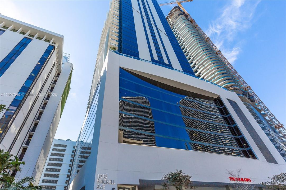 合同活跃: $6,900 (2 贝兹, 3 浴室, 1314 平方英尺)