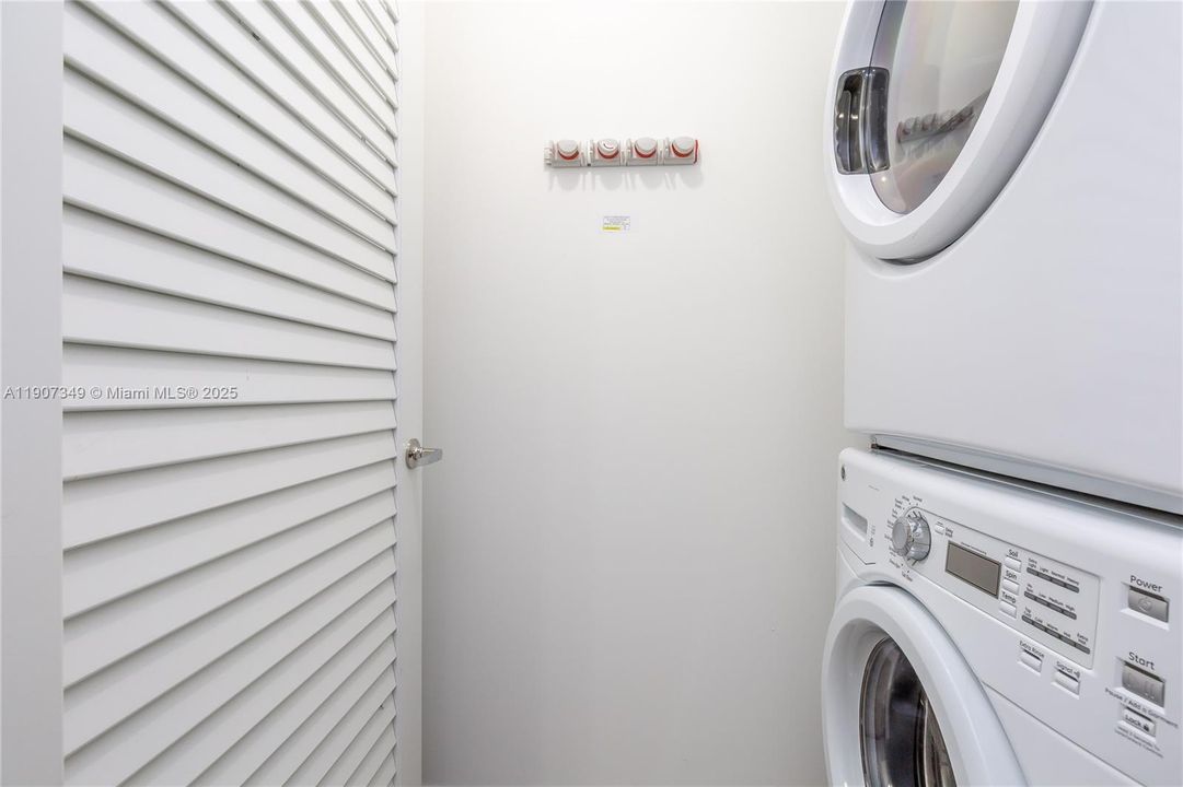 合同活跃: $6,900 (2 贝兹, 3 浴室, 1314 平方英尺)