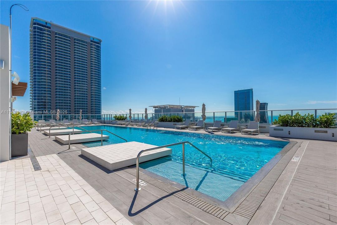 合同活跃: $6,900 (2 贝兹, 3 浴室, 1314 平方英尺)