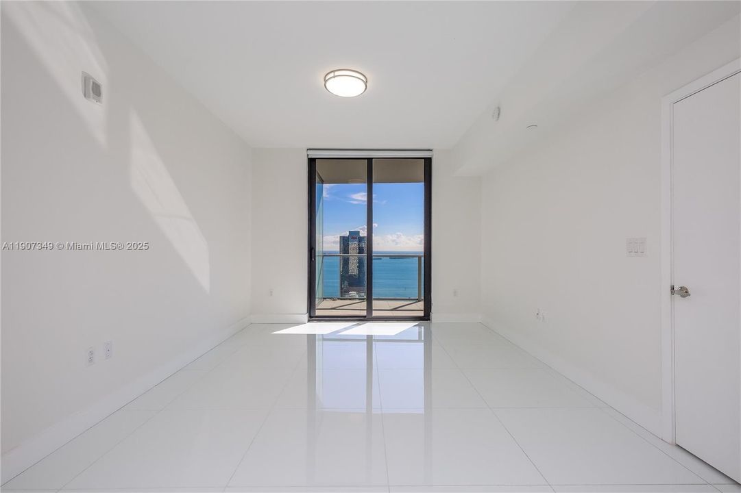 合同活跃: $6,900 (2 贝兹, 3 浴室, 1314 平方英尺)