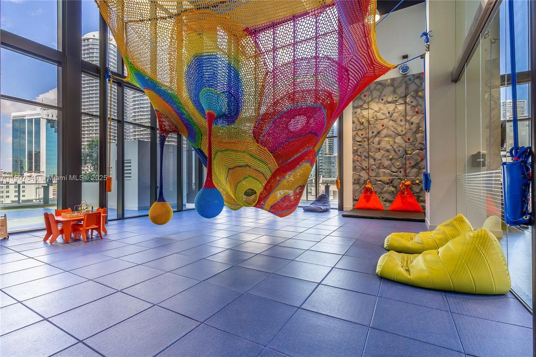 合同活跃: $6,900 (2 贝兹, 3 浴室, 1314 平方英尺)