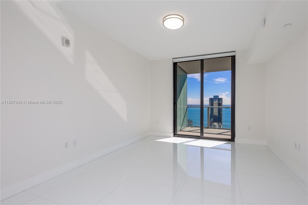 合同活跃: $6,900 (2 贝兹, 3 浴室, 1314 平方英尺)