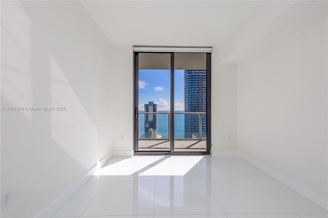 合同活跃: $6,900 (2 贝兹, 3 浴室, 1314 平方英尺)