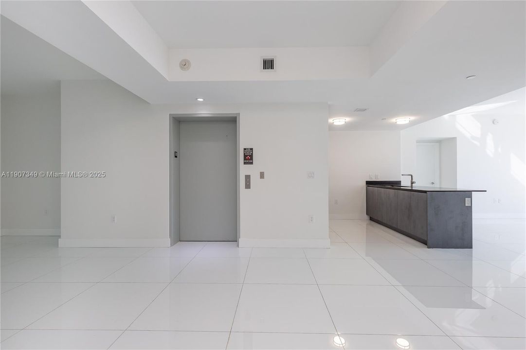 合同活跃: $6,900 (2 贝兹, 3 浴室, 1314 平方英尺)