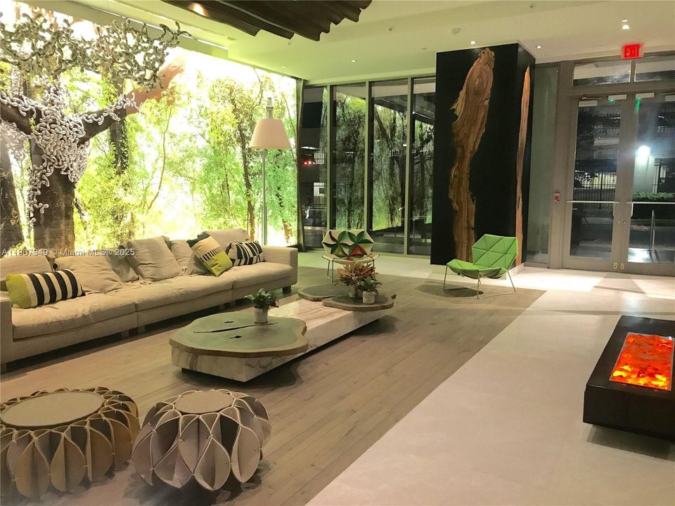 合同活跃: $6,900 (2 贝兹, 3 浴室, 1314 平方英尺)