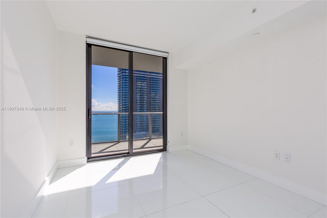 合同活跃: $6,900 (2 贝兹, 3 浴室, 1314 平方英尺)