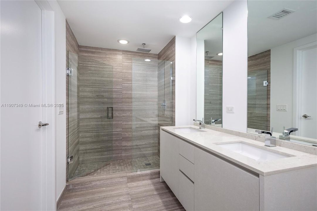 合同活跃: $6,900 (2 贝兹, 3 浴室, 1314 平方英尺)