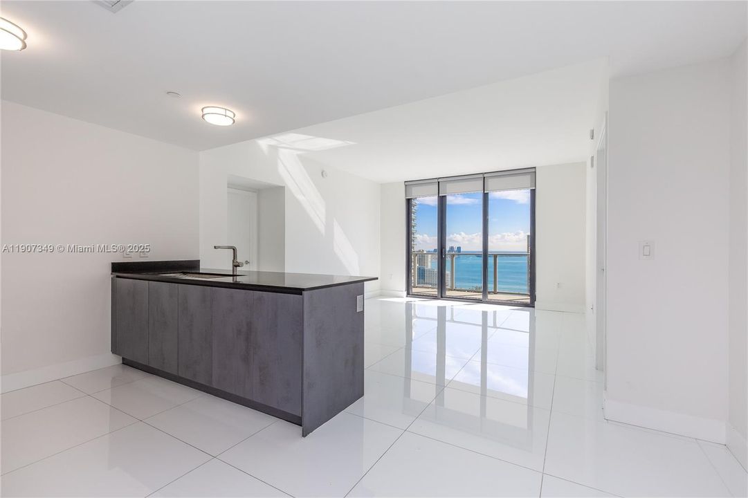 合同活跃: $6,900 (2 贝兹, 3 浴室, 1314 平方英尺)