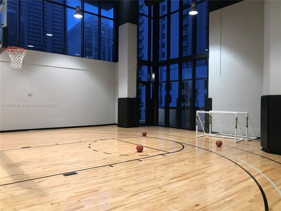 合同活跃: $6,900 (2 贝兹, 3 浴室, 1314 平方英尺)