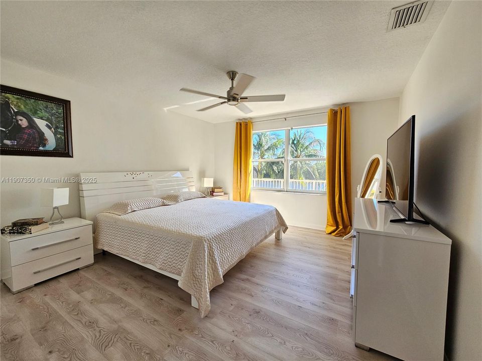 合同活跃: $5,800 (5 贝兹, 2 浴室, 3616 平方英尺)