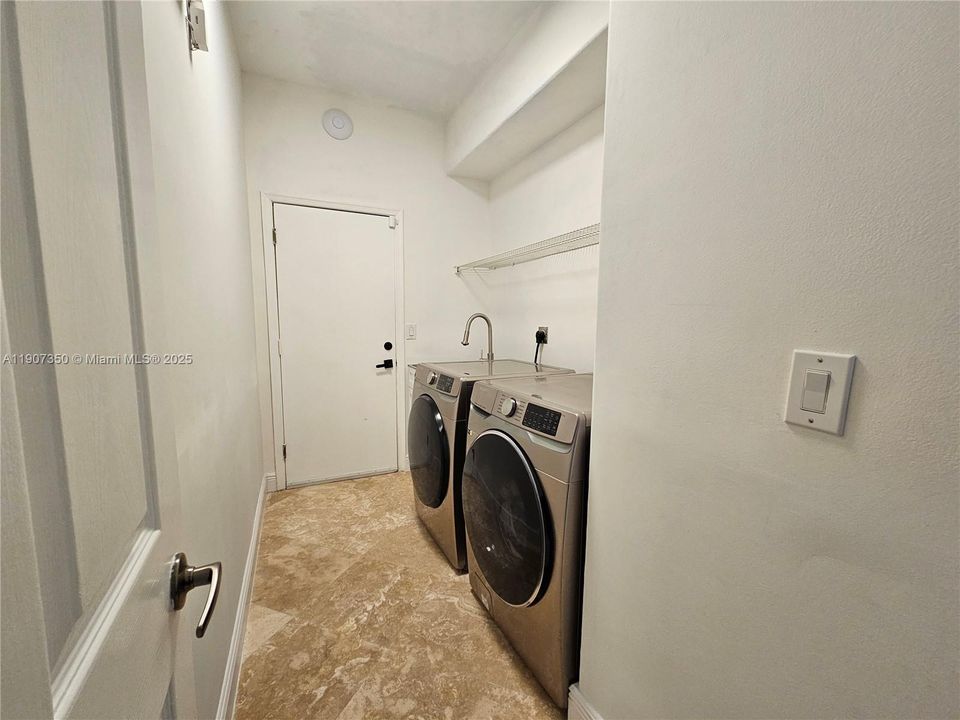 合同活跃: $5,800 (5 贝兹, 2 浴室, 3616 平方英尺)