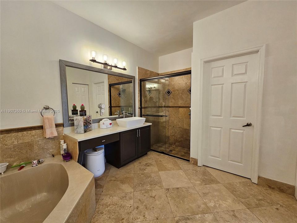 合同活跃: $5,800 (5 贝兹, 2 浴室, 3616 平方英尺)