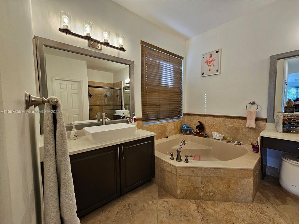 合同活跃: $5,800 (5 贝兹, 2 浴室, 3616 平方英尺)