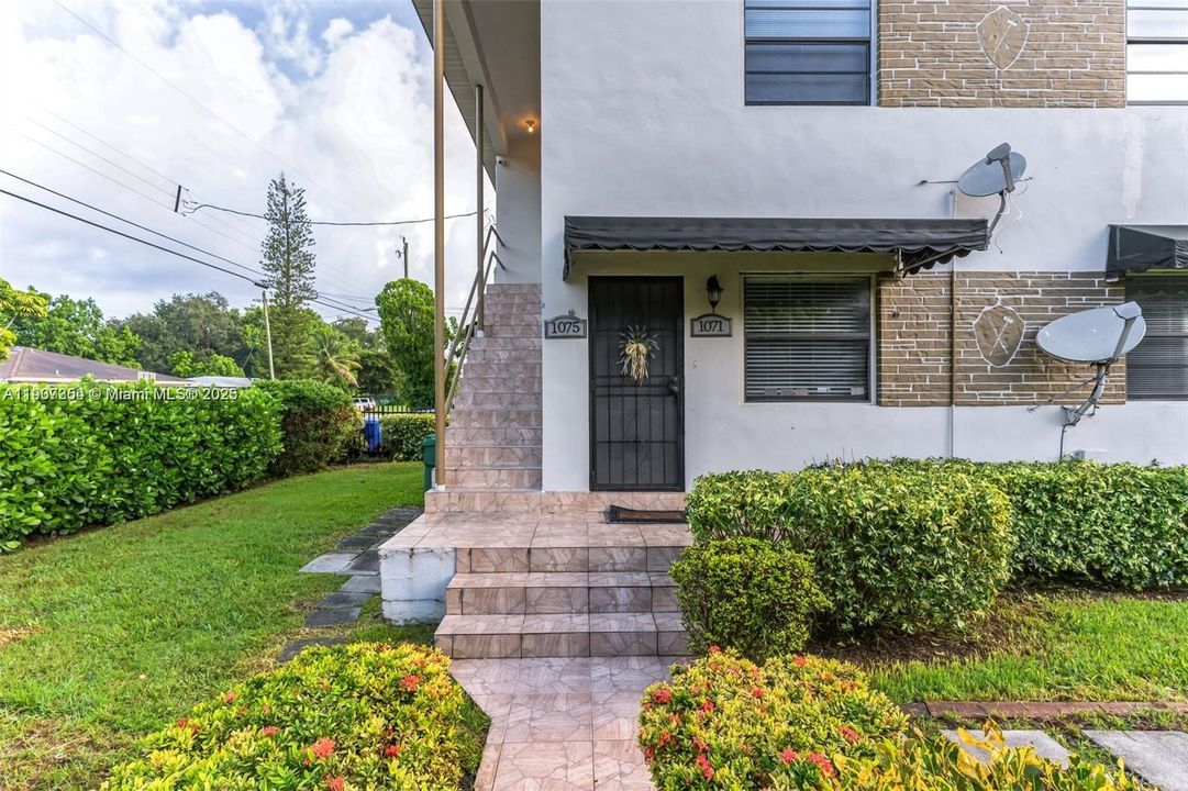 出租: $2,300 (2 贝兹, 1 浴室, 1648 平方英尺)