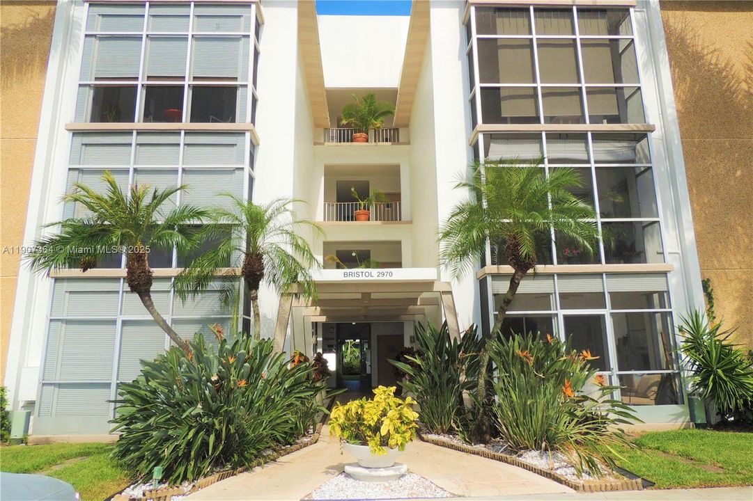 待售: $220,000 (1 贝兹, 1 浴室, 600 平方英尺)