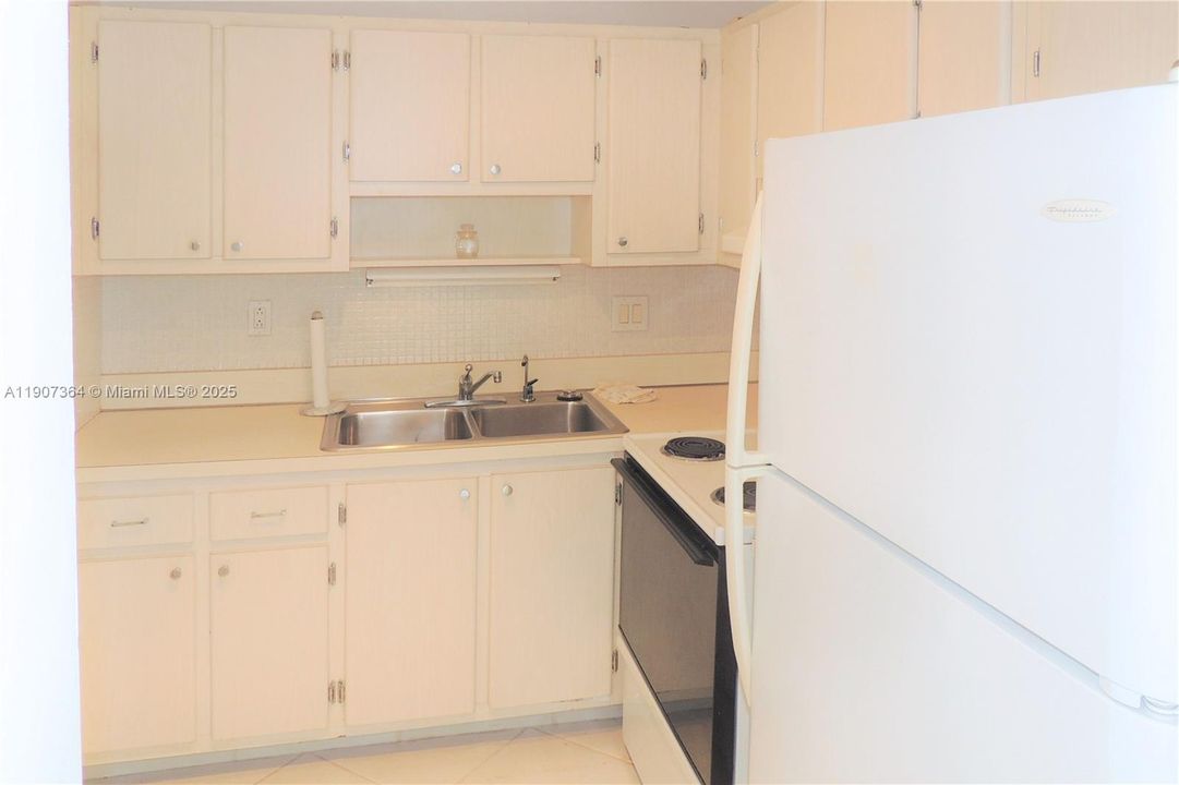 待售: $220,000 (1 贝兹, 1 浴室, 600 平方英尺)