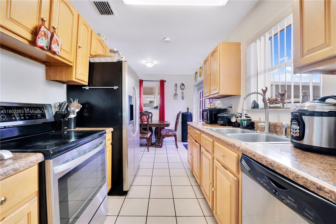 For Sale: $595,000 (4 beds, 2 baths, 1270 Square Feet)