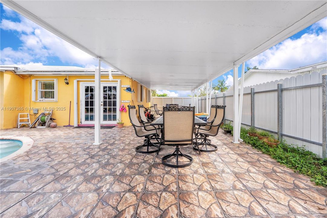 For Sale: $595,000 (4 beds, 2 baths, 1270 Square Feet)