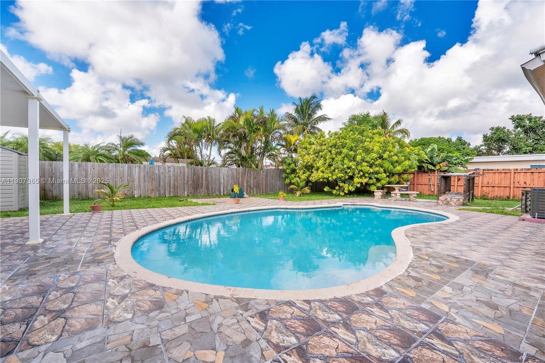 For Sale: $595,000 (4 beds, 2 baths, 1270 Square Feet)