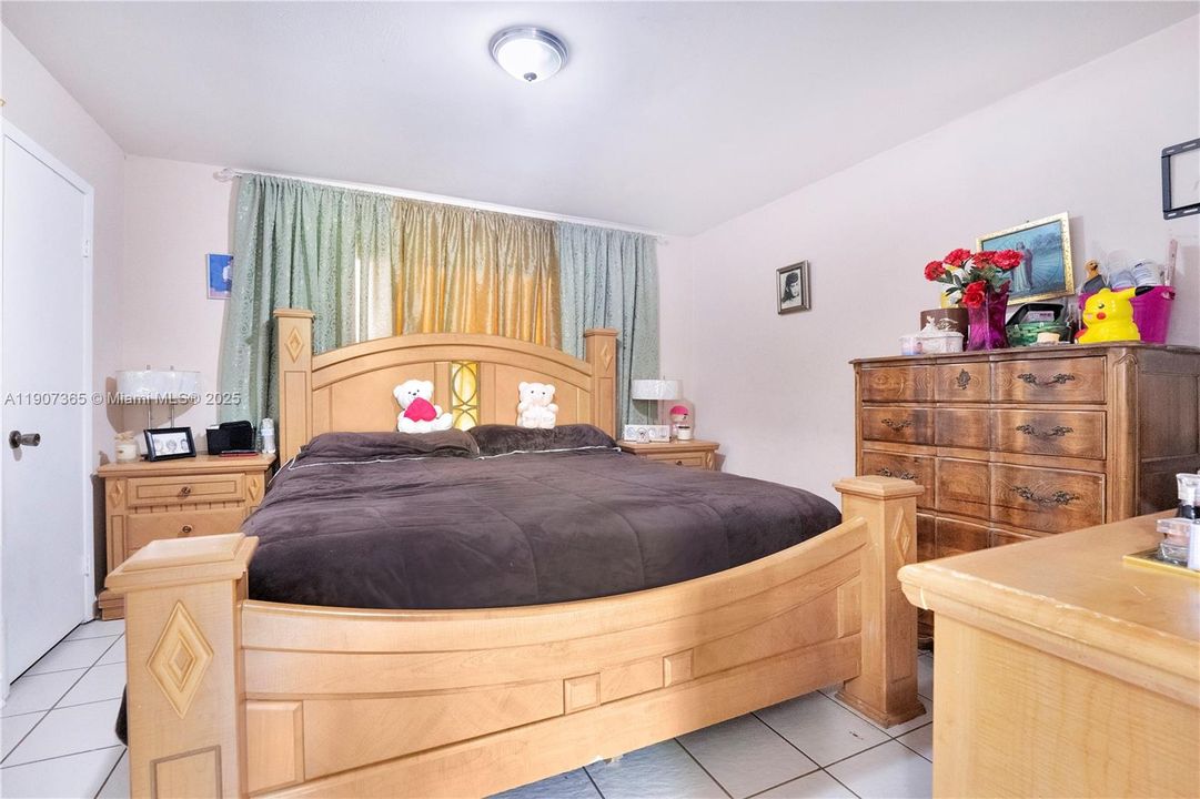 For Sale: $595,000 (4 beds, 2 baths, 1270 Square Feet)