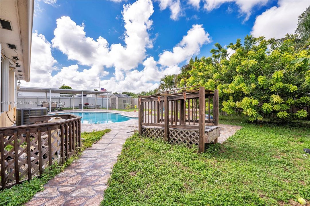 For Sale: $595,000 (4 beds, 2 baths, 1270 Square Feet)