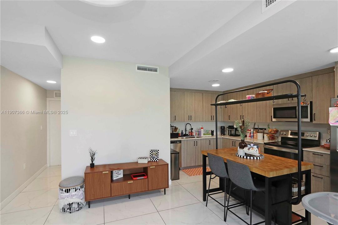 For Sale: $409,000 (4 beds, 3 baths, 1398 Square Feet)